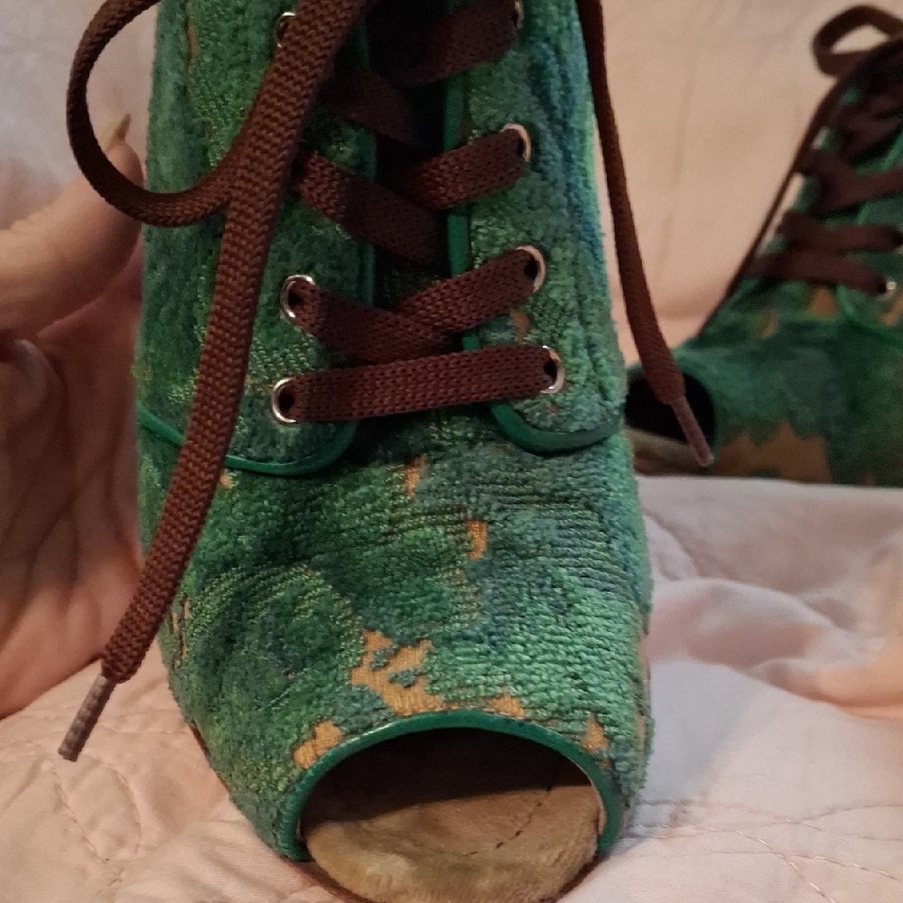 Dolce & Gabbana Green and Tan Lace-Up Heels - Picture 5 of 16